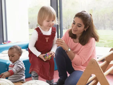 Erzieherin betreut zwei kleine Kinder
