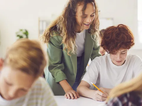 Lehrerin betreut Schüler