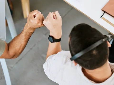 Zwei Männer machen einen Faustcheck