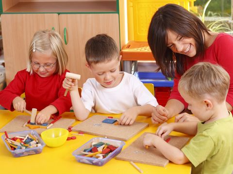 Kita-Kinder mit Erzieherin