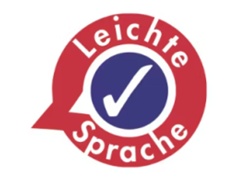 Siegel Leichte Sprache: Rotes rundes Siegel mit Sprechblasenform. Darin ein blaues Feld mit weißem Häkchen und der Aufschrift ›Leichte Sprache‹.