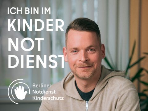 Berliner Notdienst Kinderschutz, Mann schaut in die Kamera