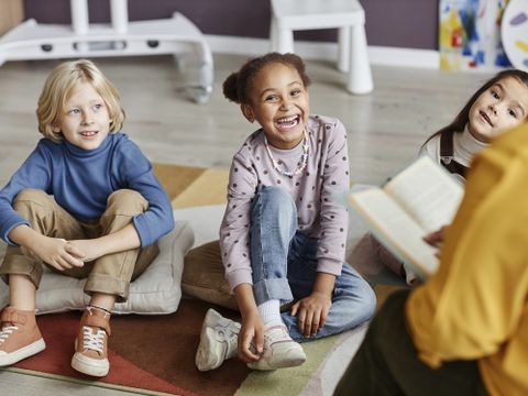 Eine Erzieherin liest Kindern vor