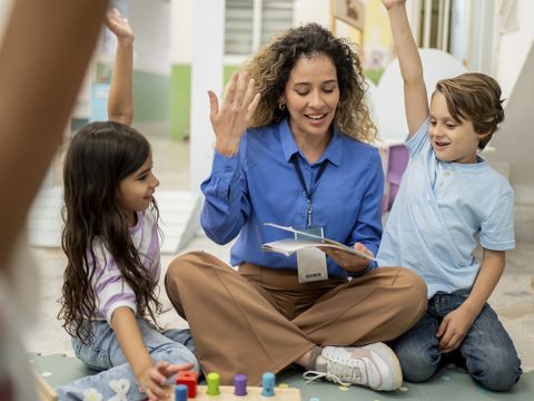 Eine Erzieherin liest Kindern vor