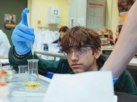 Schüler des Käthe-Kollwitz-Gymnasiums im naturwissenschaftlichen Unterricht