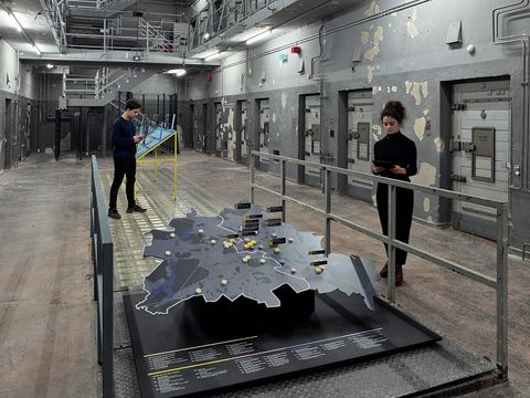 Blick in den Zellentrakt im ersten Obergeschoss der ehemaligen Untersuchungshaftanstalt Keibelstraße, der heute ein außerschulischer Lernort Ist.