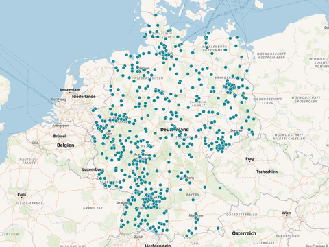 Deutschlandkarte mit vielen blauen Punkten, die die teilnehmenden Schulen markieren