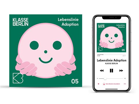 Klasse Berlin Podcast - Lebenslinie Adoption. Lachender Smiley, der von Händen gehalten wird