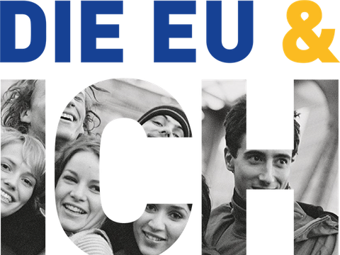 Gruppe junger Menschen hinter EU-Slogan