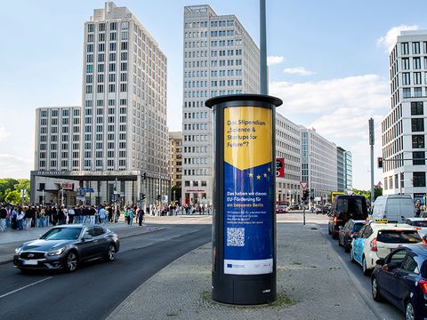 Litfaßsäule am Potsdamer Platz mit EU Plakatierung