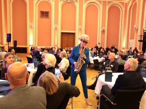 Saxophonistin bei Veranstaltung im Roten Rathaus