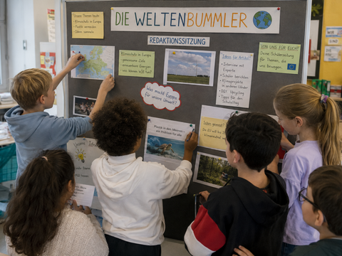 Grundschüler_innen bei der Gruppenarbeit,Schülerzeitung