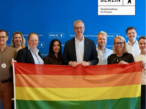 Regenbogenflagge hissen