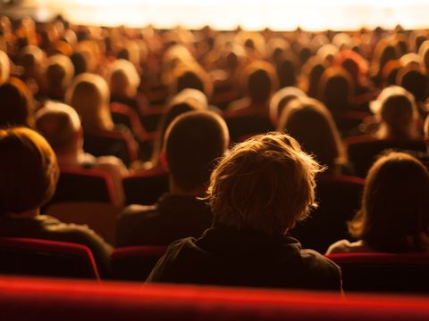 Publikum eines Theaters von hinten