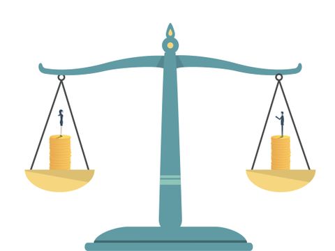 Gleichgewichtige Waage, in einer Schale eine Frau stehend auf Münzen, in der anderen ein Mann stehend auf Münzen