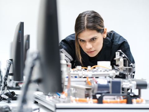 Frau arbeitet konzentriert mit Technik