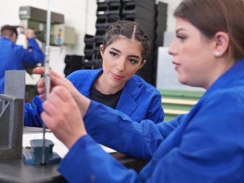Zwei Frauen arbeiten in der Metalltechnik
