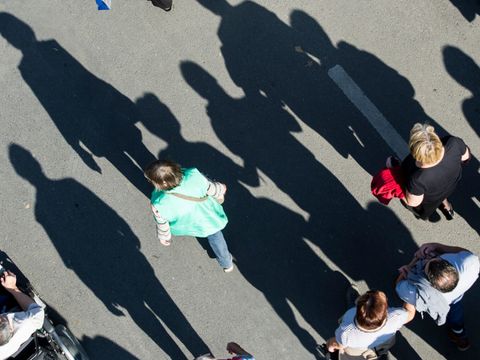 Menschen werfen Schatten