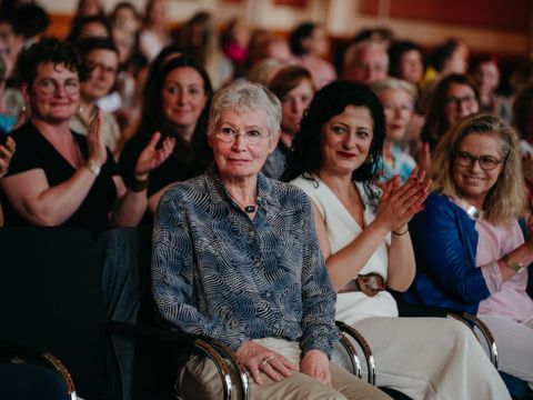 Die Preisträgerin Prof. Dr. Heide Pfarr erhält den Applaus ihrer Gäste (Bild: BEATA SISAK)