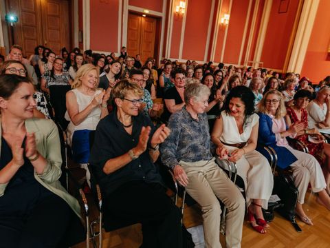 Staatssekretärin M. Klapp, Prof. Dr. Dr. S. Baer, Prof. Dr. H. Pfarr, Senatorin C. Kiziltepe, Senatorin U. Bonde und weitere Gäste (v.l.n.r.) (Bild: BEATA SISAK)