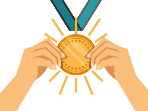 Zwei Hände umgreifen eine Medaille
