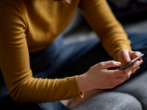 Frau bedient ein Smartphone