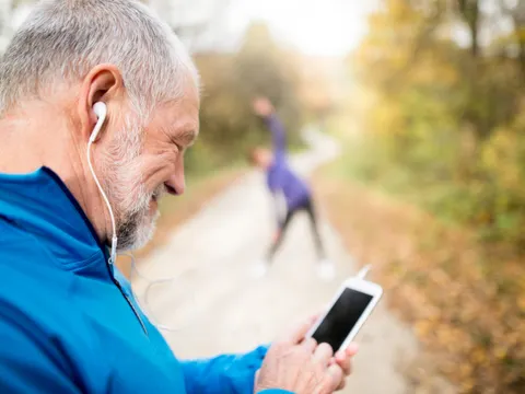 Älterer Mann in der Natur beim Sport