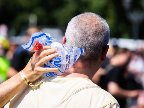 Mann mit Eisbeutel