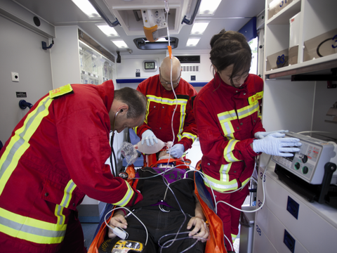 Patientenbehandlung im Rettungswagen