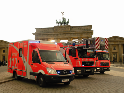 Einsatzfahrzeuge vor dem Brandenburger Tor