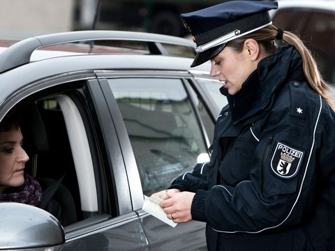 Polizistin kontrolliert eine Autofahrerin