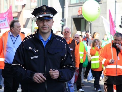 Polizist bei einer Demonstration
