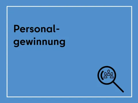 Blaues Bild mit weißem Rahmen, dem Wort „Personalgewinnung“ und einem Icon in der Mitte: eine Lupe mit drei Personen.