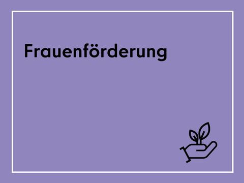 Lila Bild mit schwarzem Text und weißen Rahmen: 'Frauenförderung'. Unten rechts ein Hand mit wachsender Pflanze-Icon.