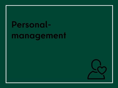 Grüne Grafik mit schwarzem Text: 'Personalmanagement'. Unten rechts ein Personen mit Herz-Icon.