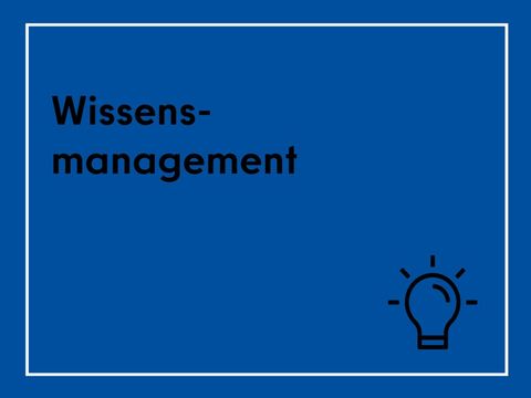 Blaues Bild mit schwarzem Text und weißen Rahmen: 'Wissensmanagement'. Unten rechts ein Glühbirn-Icon.