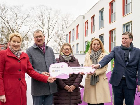 von links nach rechts: Franziska Giffey, Regierende Bürgermeisterin von Berlin; Alf Aleithe, Geschäftsführer der berlinovo; Silke Andresen-Kienz, Geschäftsführerin der berlinovo; Dr. Barbara Slowik, Polizeipräsidentin von Berlin; Torsten Akmann, Staatssekretär der Senatsverwaltung für Inneres, Digitalisierung und Sport