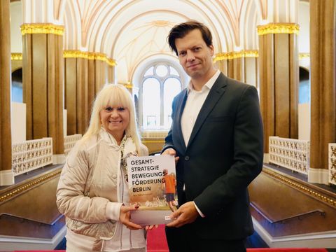Frau Senatorin Spranger und Herr Staatssekretär Dr. Marx präsentieren die Gesamtstrategie