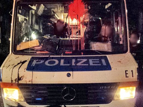Demolierter Mannschaftswagen der Polizei