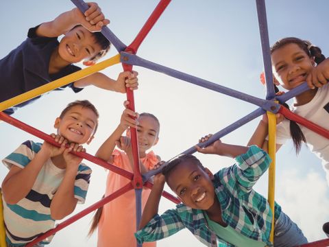 Glücklich spielende Kinder auf Klettergerüst