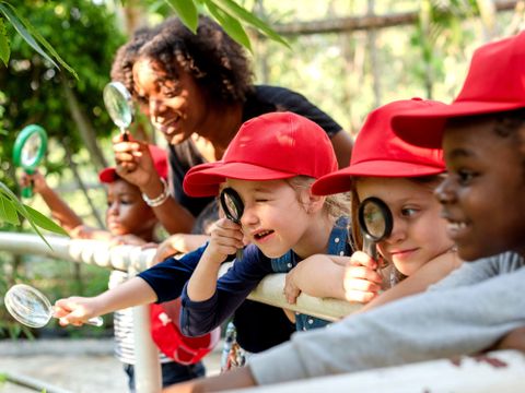Kinder entdecken enthusiastisch die Natur