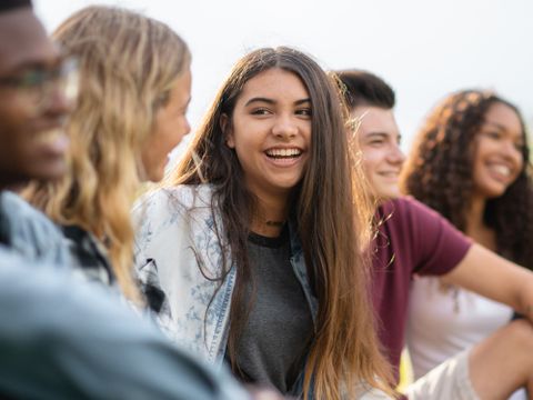 Mehrere Jugendliche unterhalten sich freudig