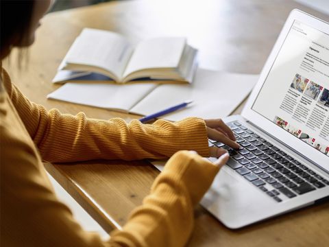 Eine Frau arbeitet am Laptop