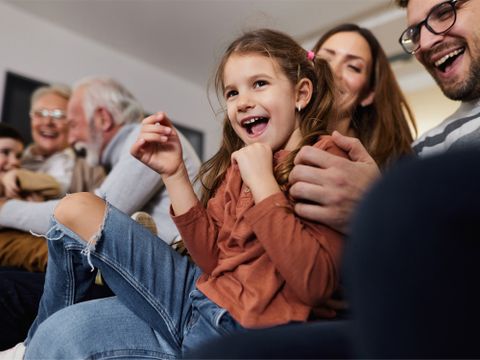 Lachende mehrgenerationen Familie auf Sofa