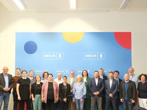 Das Lenkungsgremium der Landeskommission zur Prävention von Kinder- und Familienarmut