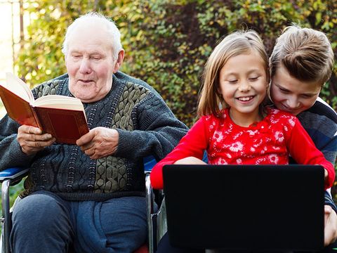 Opa und Enkelkinder im Garten