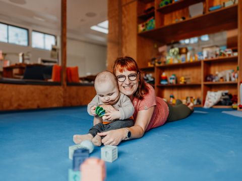 Mutter mit Kind in Kindertagesstätte