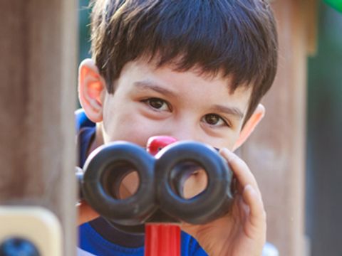 Kind mit Spielzeugfernglas