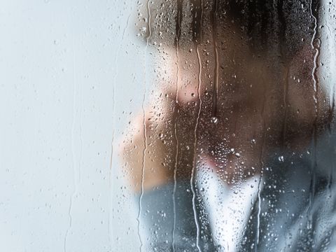 Mann verschwommen hinter Glasscheibe
