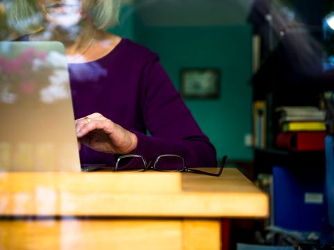 Frau am Laptop